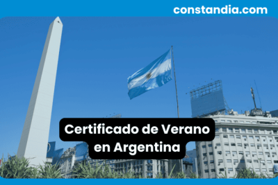 Obelisco de Buenos Aires con bandera argentina ondeando al cielo azul, relacionado con certificado de verano en Argentina.