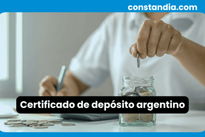 Persona depositando monedas en un frasco, símbolo del certificado de depósito argentino.