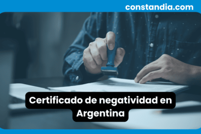 Funcionario estampando sello en documento oficial para emitir certificado de negatividad en Argentina.