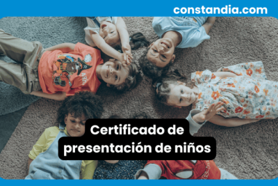 Niños sonrientes acostados en el piso representando un certificado de presentación infantil.